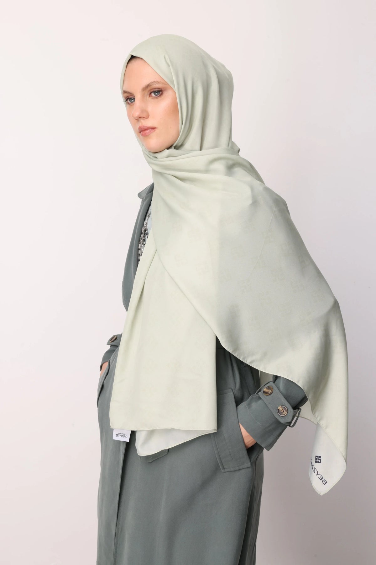 Elibelinde Desen Sakura İpek Şal