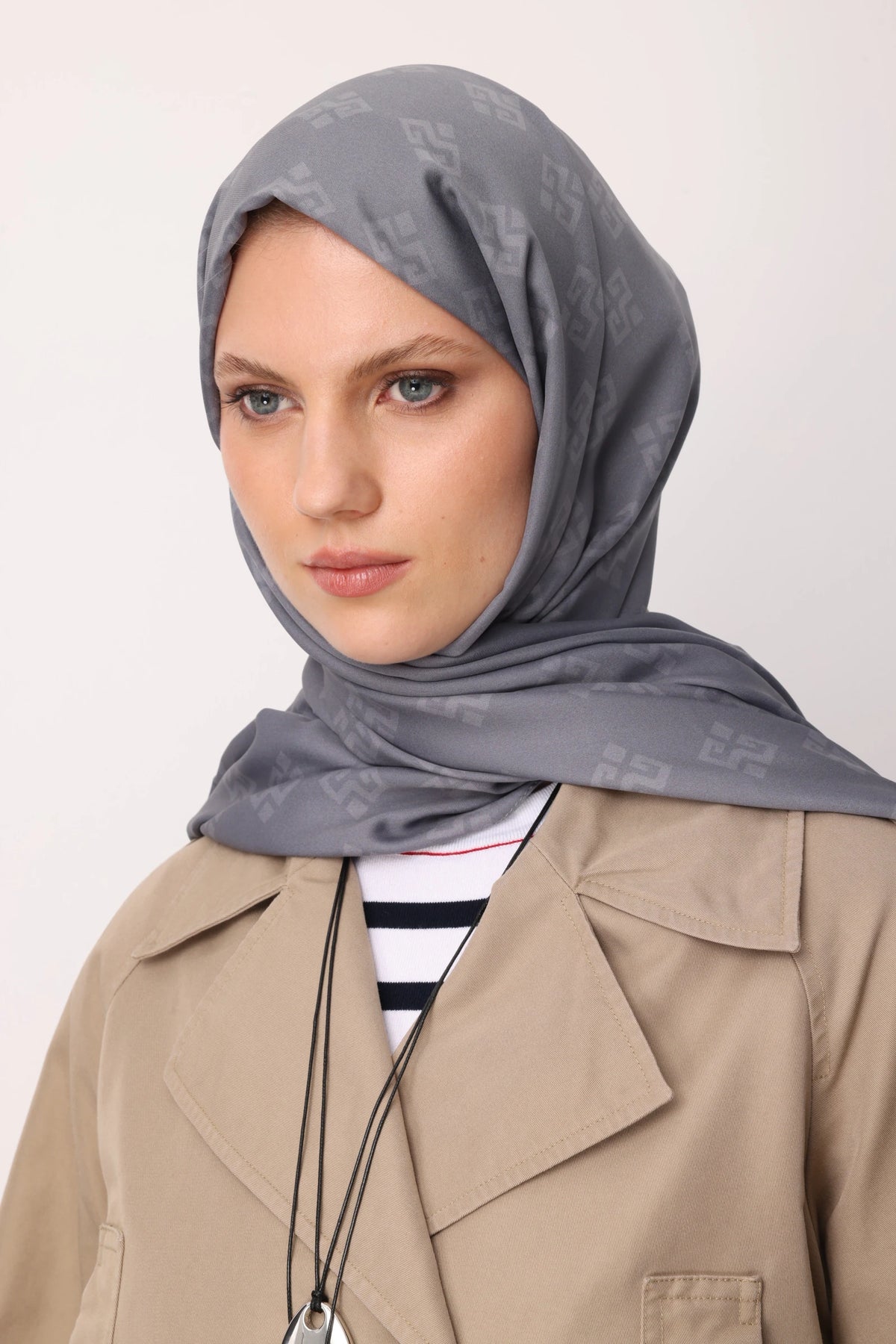 Elibelinde Desen Sakura İpek Şal