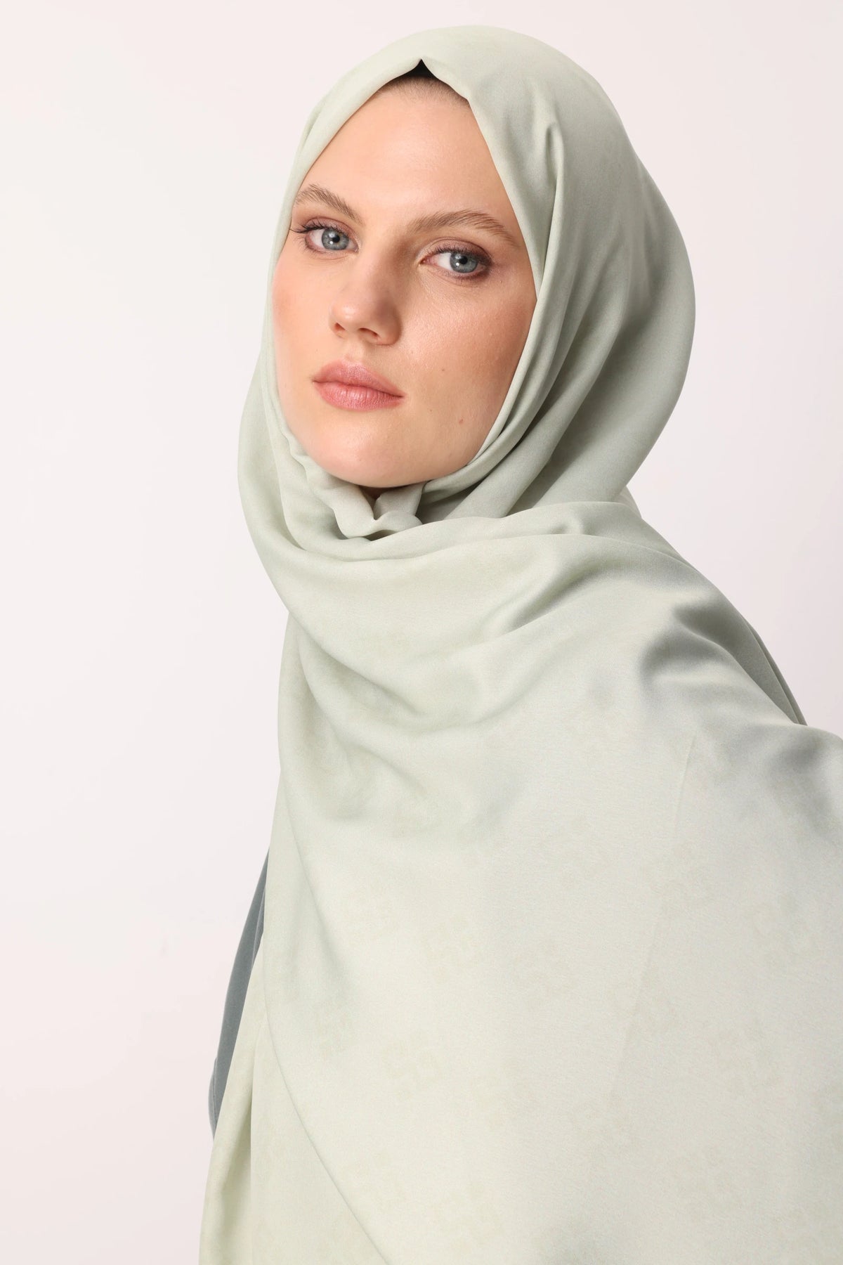 Elibelinde Desen Sakura İpek Şal